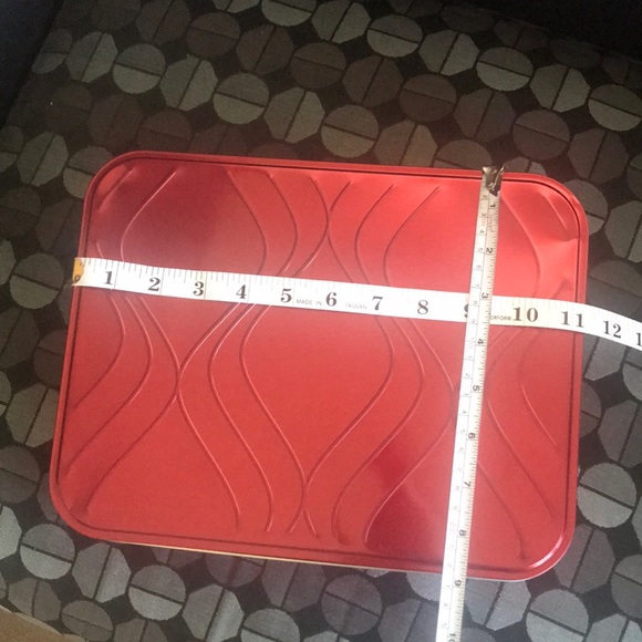 Red Cookie Tin Rectangular 💝 $1 when Purchased with another item 💝 - Picture 3 of 8
